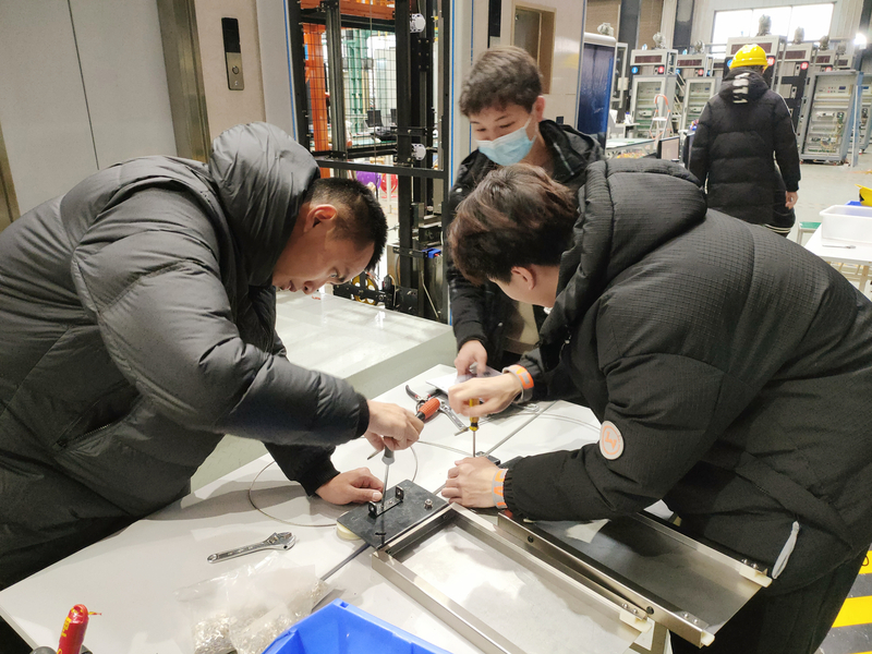 4、参赛学生在对机械设备进行装调.jpg